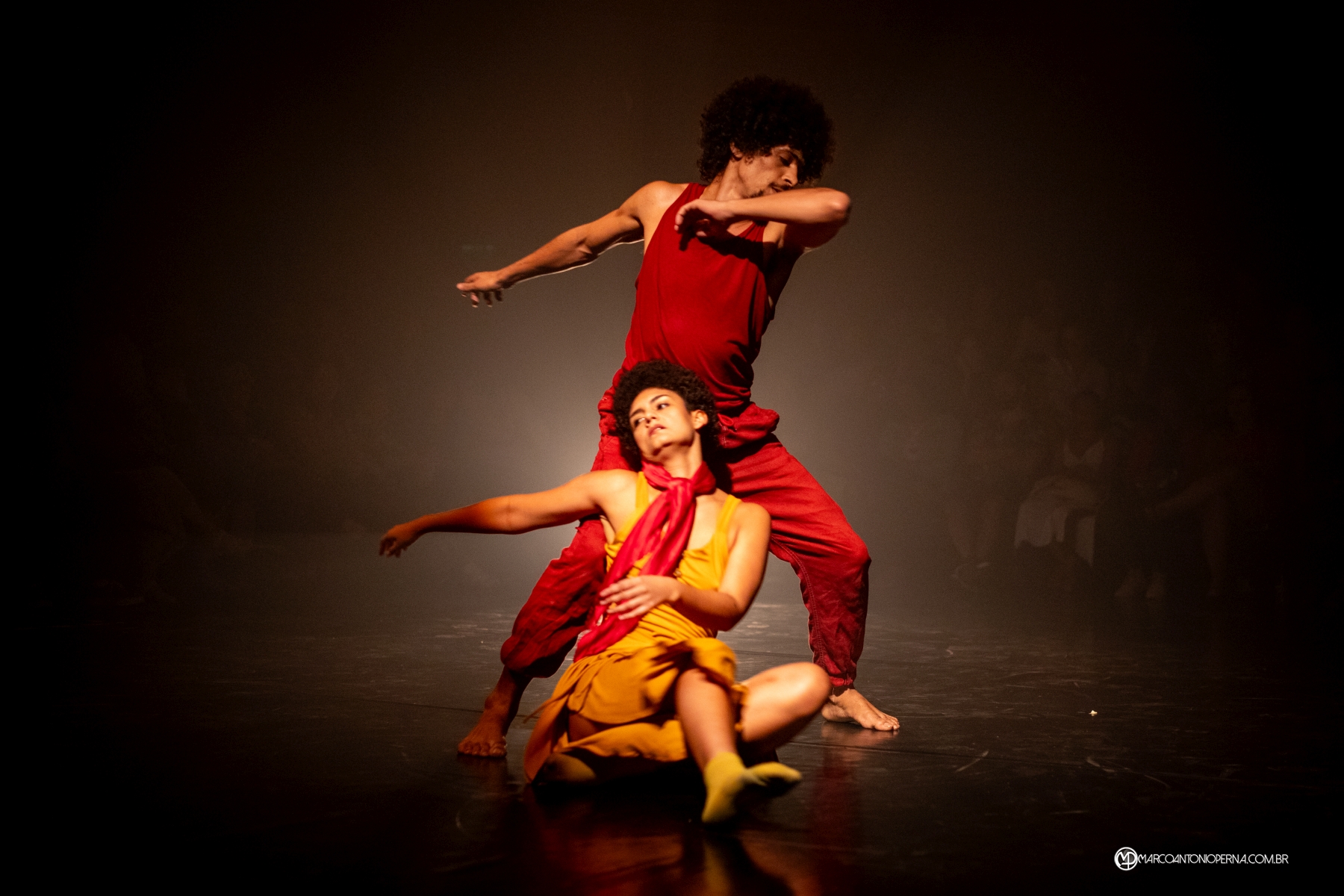 Geo (de Werlem Goitac�), com Lais Saraiva e Werlem Goitac�. Do espet�culo Gaffe - Cia A�rea de Dan�a. Teatro Cacilda Becker - Rio de Janeiro - RJ. Outubro 2023.